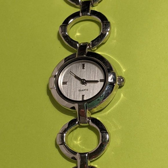 Silver Tone Singapore Quartz Wrist Watch - Picture 15 of 16